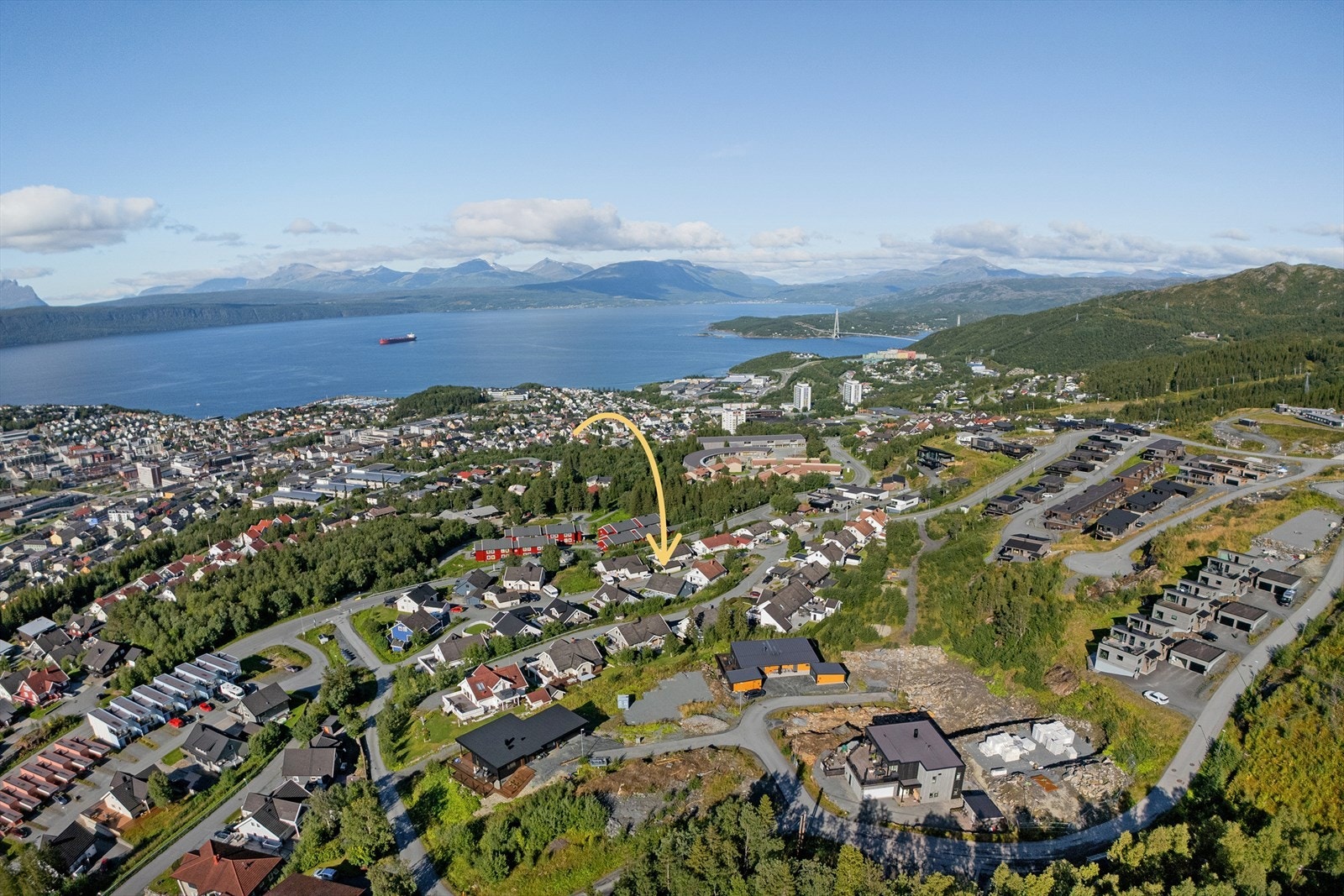 Eiendommen har en attraktiv beliggenhet med kort gangavstand til barnehage, barneskole, UiT, dagligvarebutikk, samt flotte frilufts- og turområder og skianlegg. Galleribilde