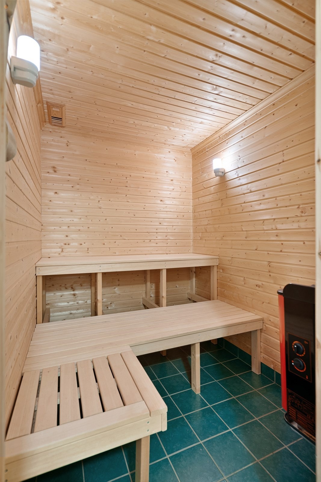 Badstue i 1. etasje- flislagt gulv og vegger/ himling av panel. Galleribilde