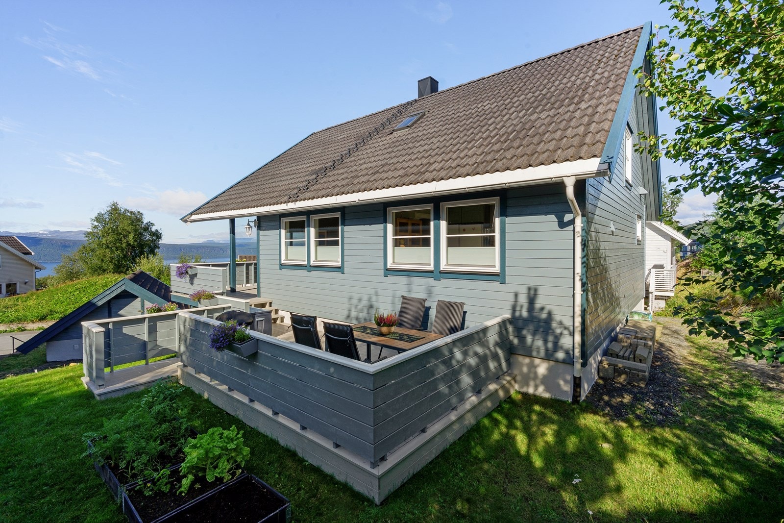 Verandaen har direkte adkomst til plen, noe som gir en fin overgang mellom uteplass og hage. Galleribilde