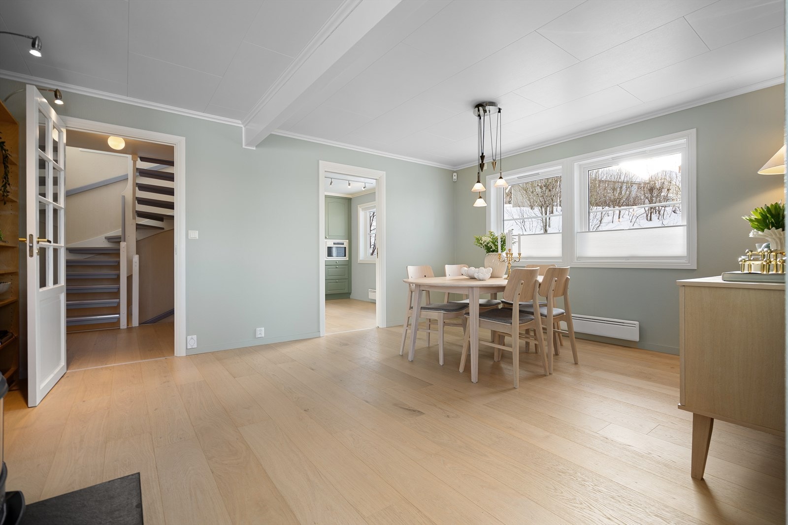 Spisestue med store vindusflater, god plass til spisebord og praktisk direkte tilknytning til kjøkken. Galleribilde