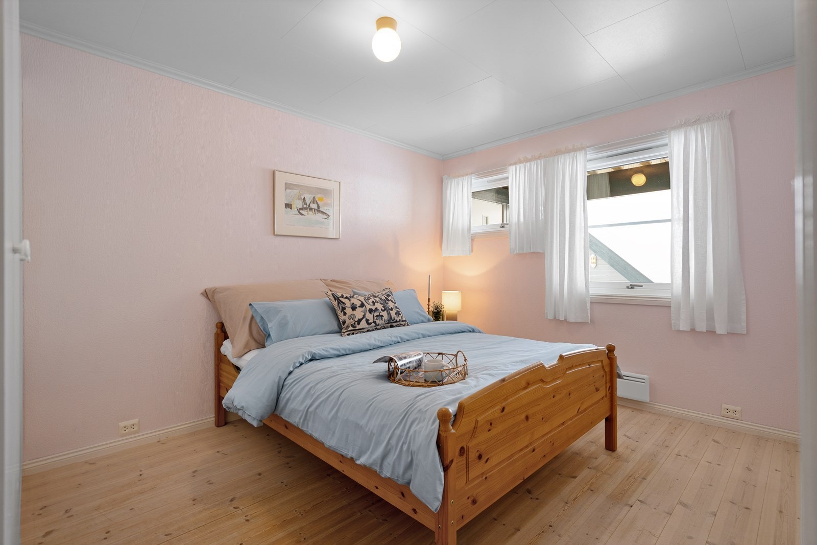 Soverom 2 i 1. etasje- Stort og luftig med god plass for soveromsmøbler Galleribilde