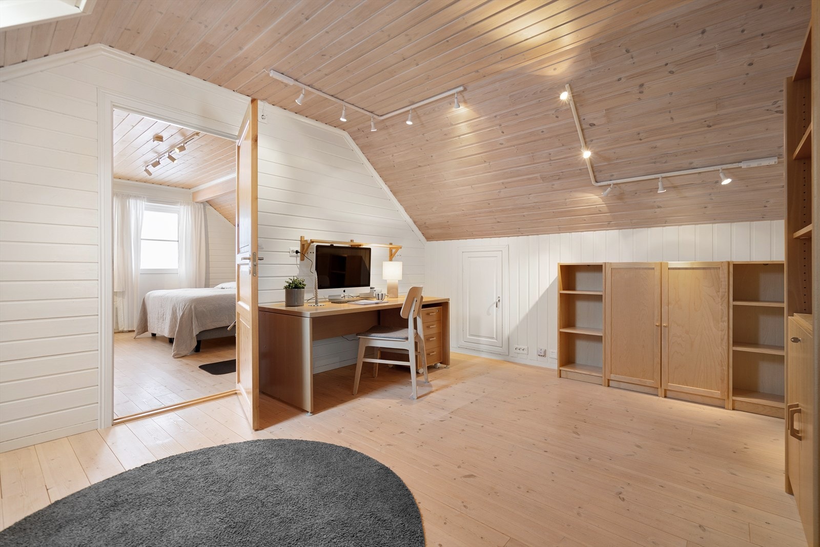 Romslig 3. etasje med stort rom, i dag benyttet som kontor, egnet til flere formål. Galleribilde