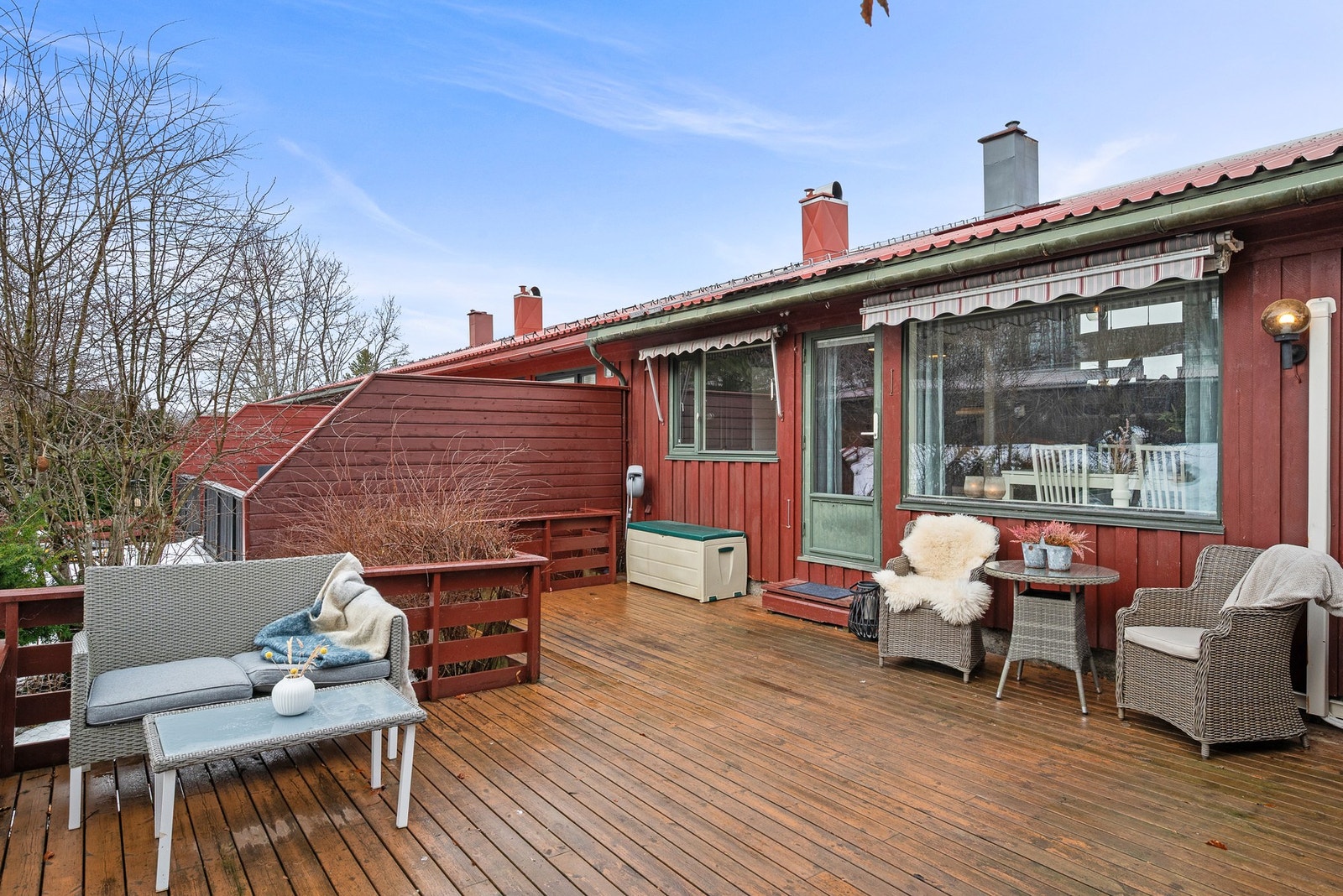 Utenfor stue/kjøkken er det stor terrasse på ca 36m² med gode solforhold. Galleribilde