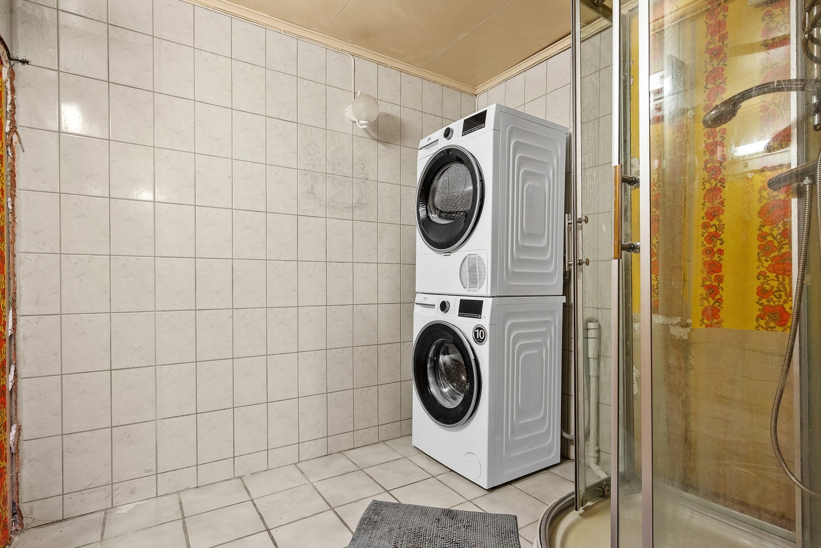 Badet er på 5 m² og er delvis påbegynt rivning. Varmtvannsbereder ny fra 2024. Galleribilde