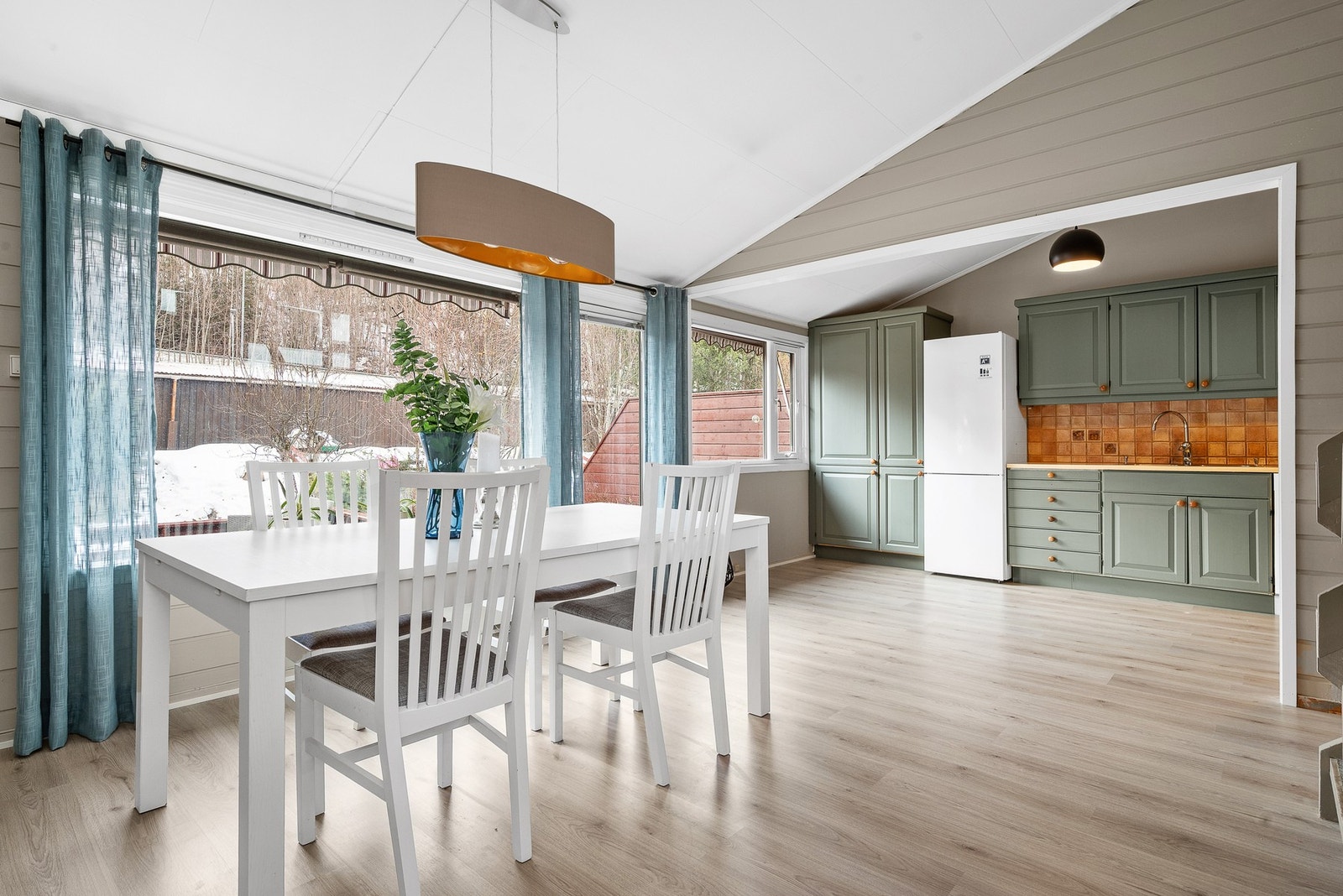 Planløsningen gir rom for stor spisestue med god plassering ved kjøkkenet. Galleribilde