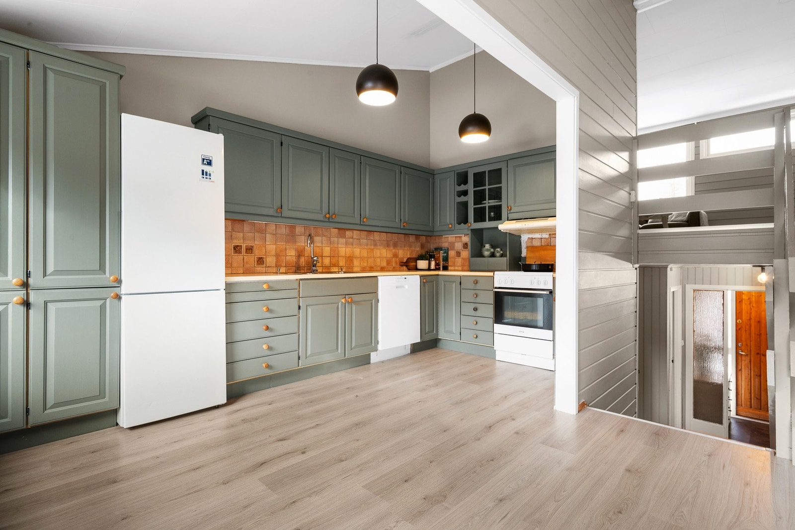 Heltre innredning med malte fronter. Hvitevarer medfølger. Galleribilde