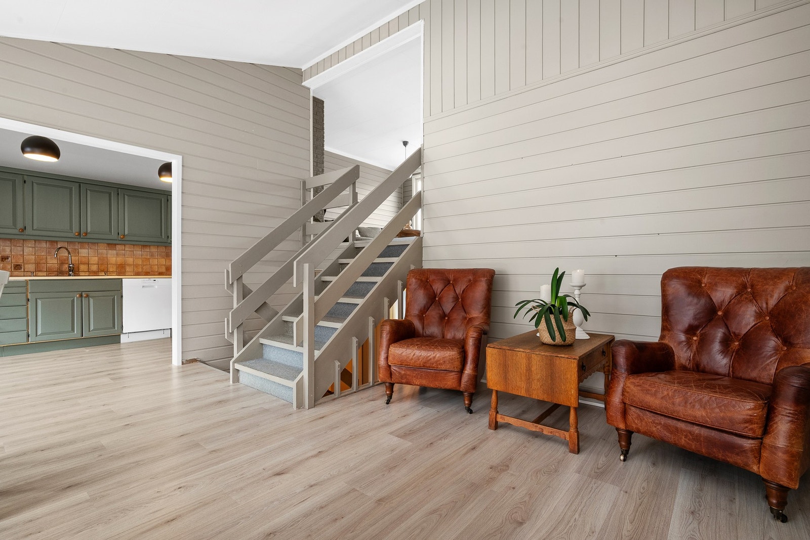 Store deler av oppholdsrommene er overflateoppusset med nye gulv og malte vegger. Galleribilde