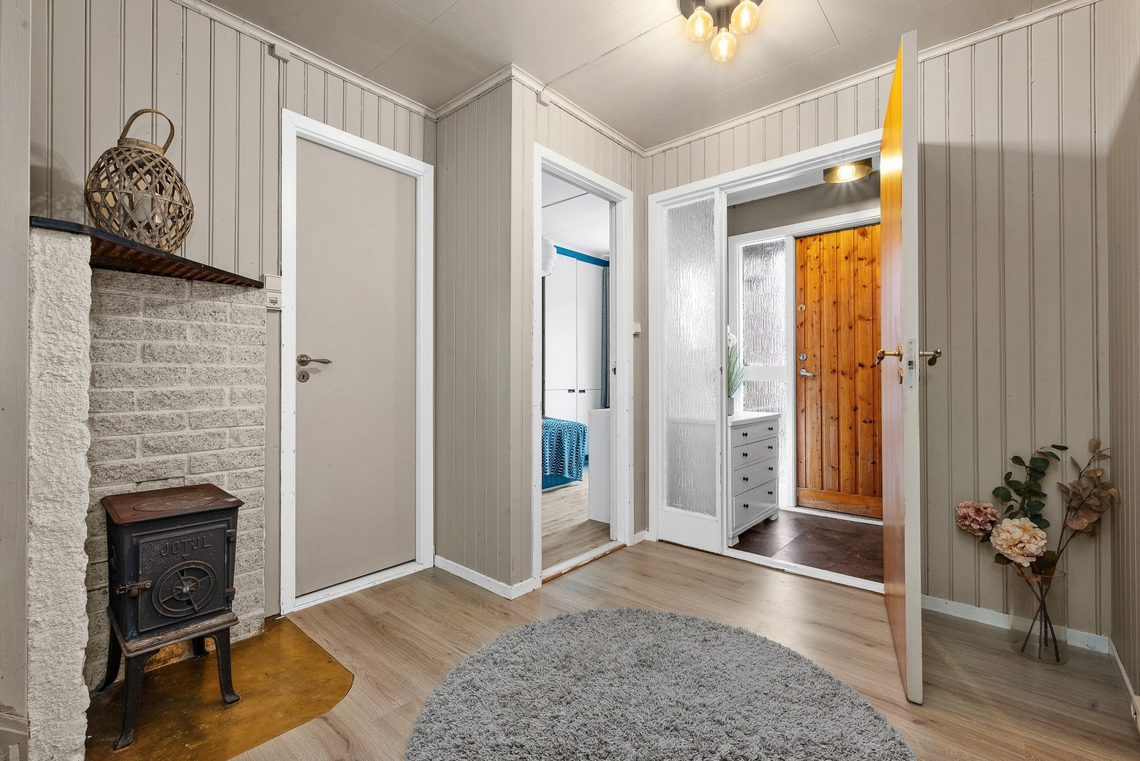 På plan 2 er inngang med vindfang, gang med vedovn, 2 soverom og separat toalettrom. Galleribilde