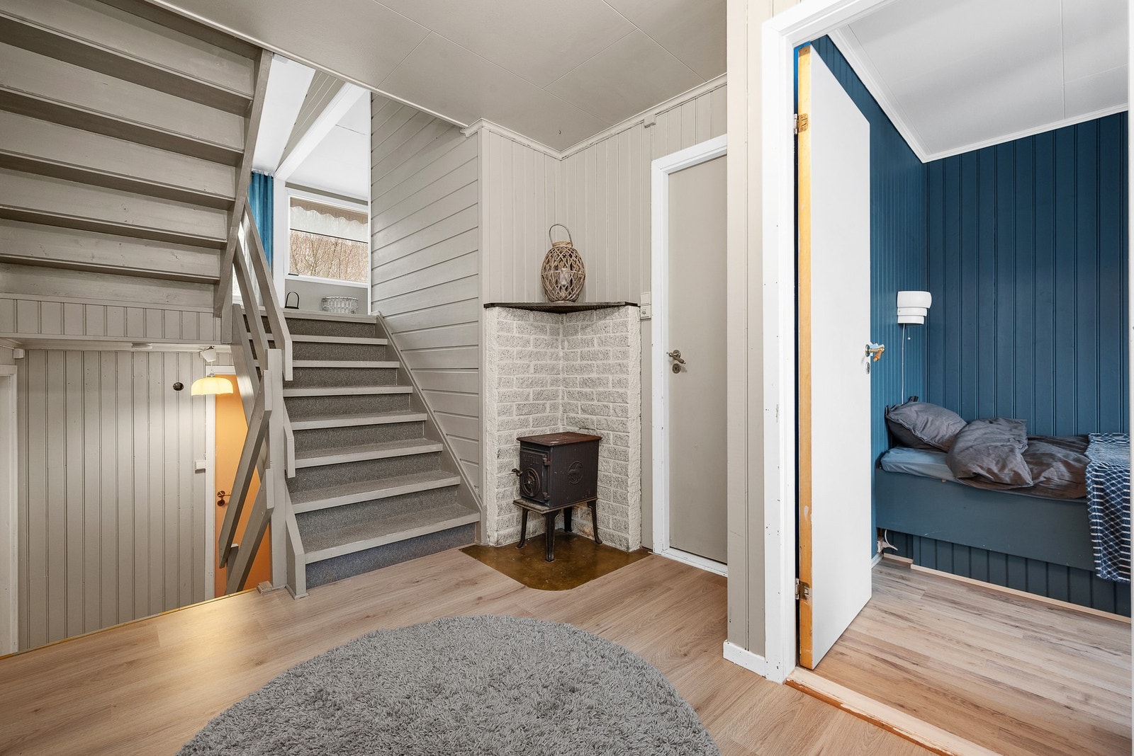 Boligen varmes opp med vedovn, varmepumpe (fra 2024) og elektrisitet forøvrig. Galleribilde