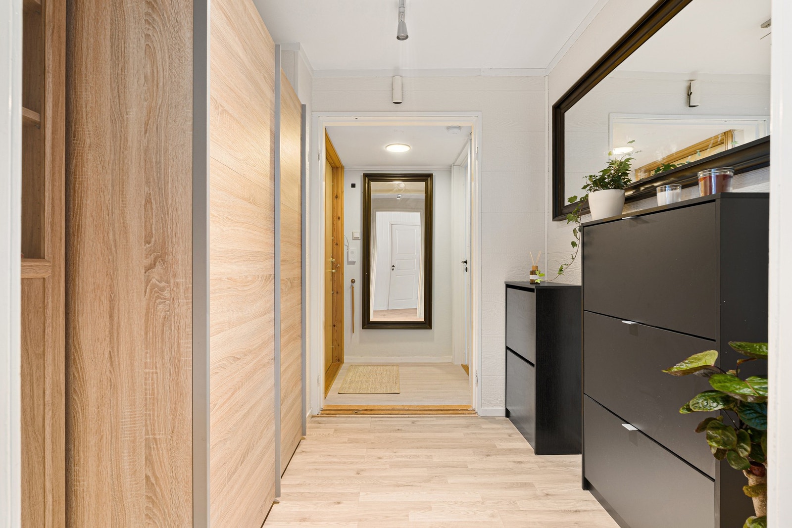 Pen og innbydende entrè med stor skyvedørsgarderobe Galleribilde