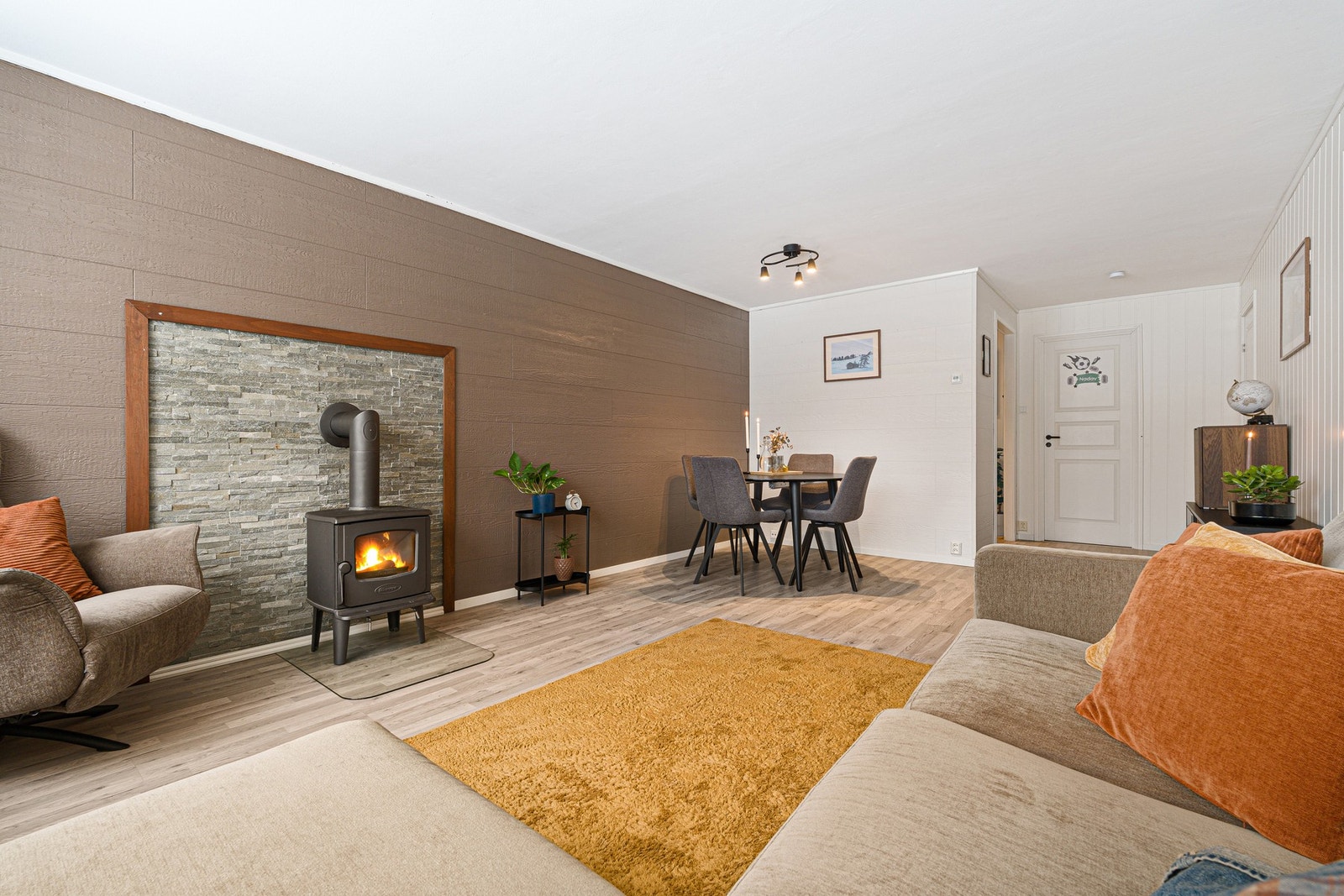 Pen og romslig stue som måler 25 m² Galleribilde