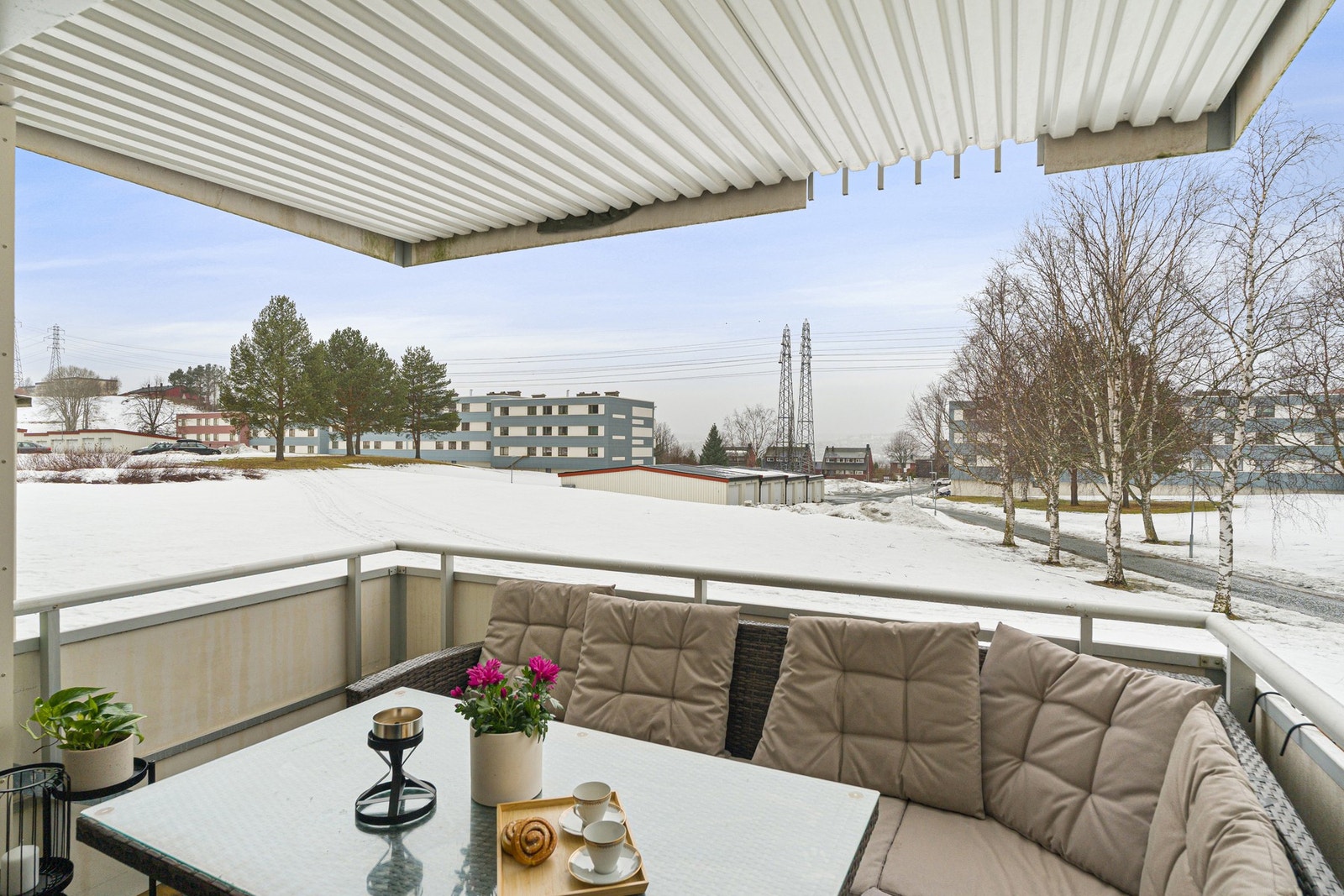 Balkongen er vestvendt som gir fantastiske solforhold fra tidlig formiddag til solnedgang. Galleribilde