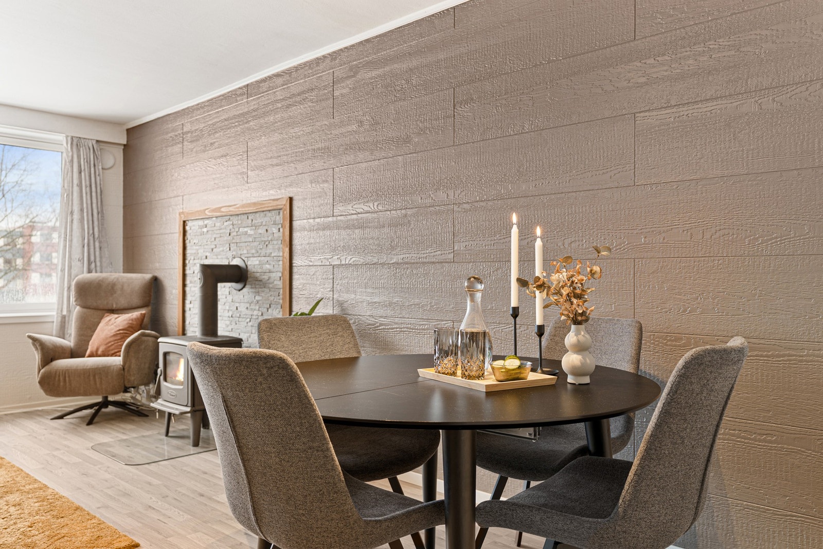 Spisesonen faller naturlig inn i rommet. Galleribilde