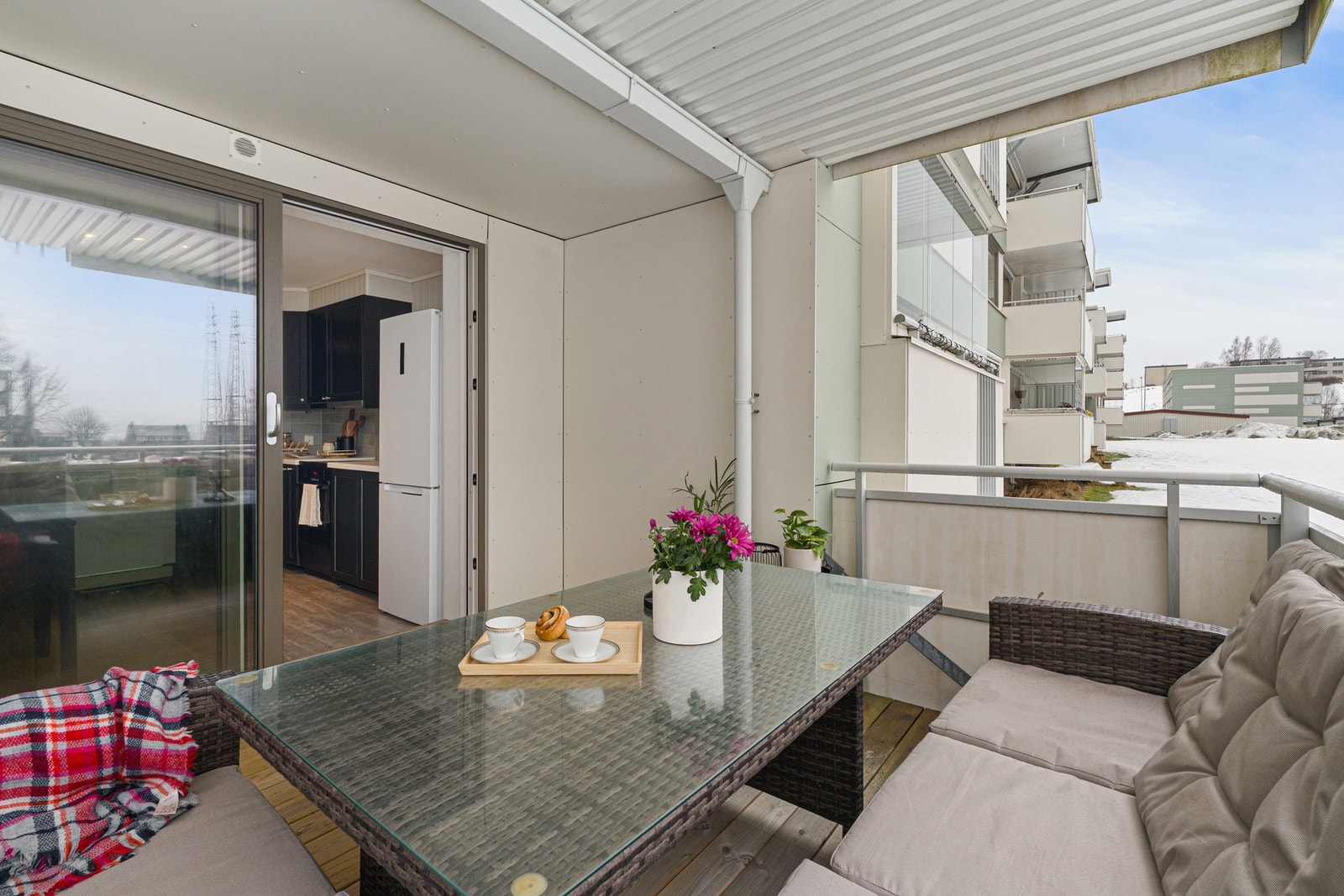 Her er det god plass til ønsket utemøblement. Galleribilde