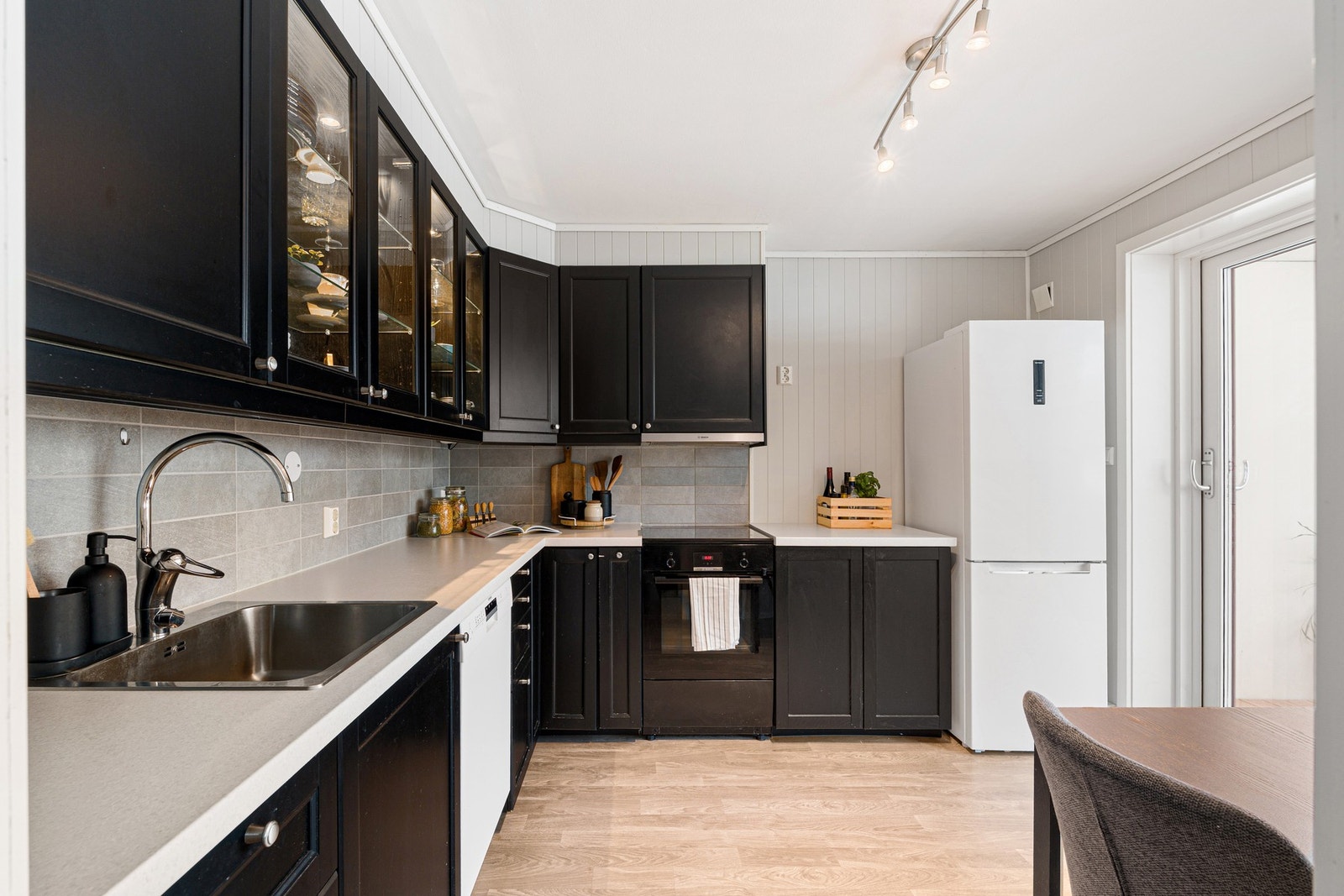 Stort og stilrent kjøkken fra 2016. Galleribilde