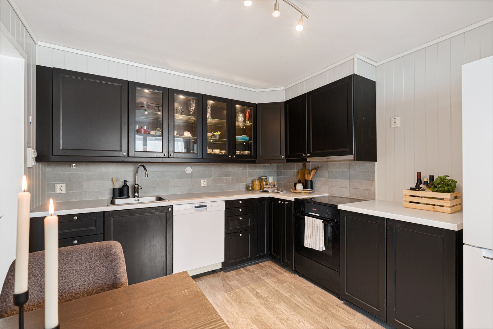 Her er det rikelig med skap og benkeplass. Galleribilde