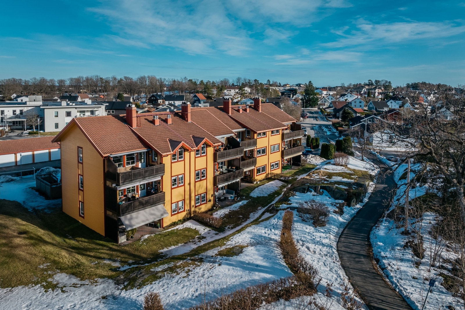 Her kan du nyte en lys, lettstelt leilighet med godt innhold og nydelig uteareal, i et sentralt område med nærhet til det du trenger i hverdagen. Galleribilde