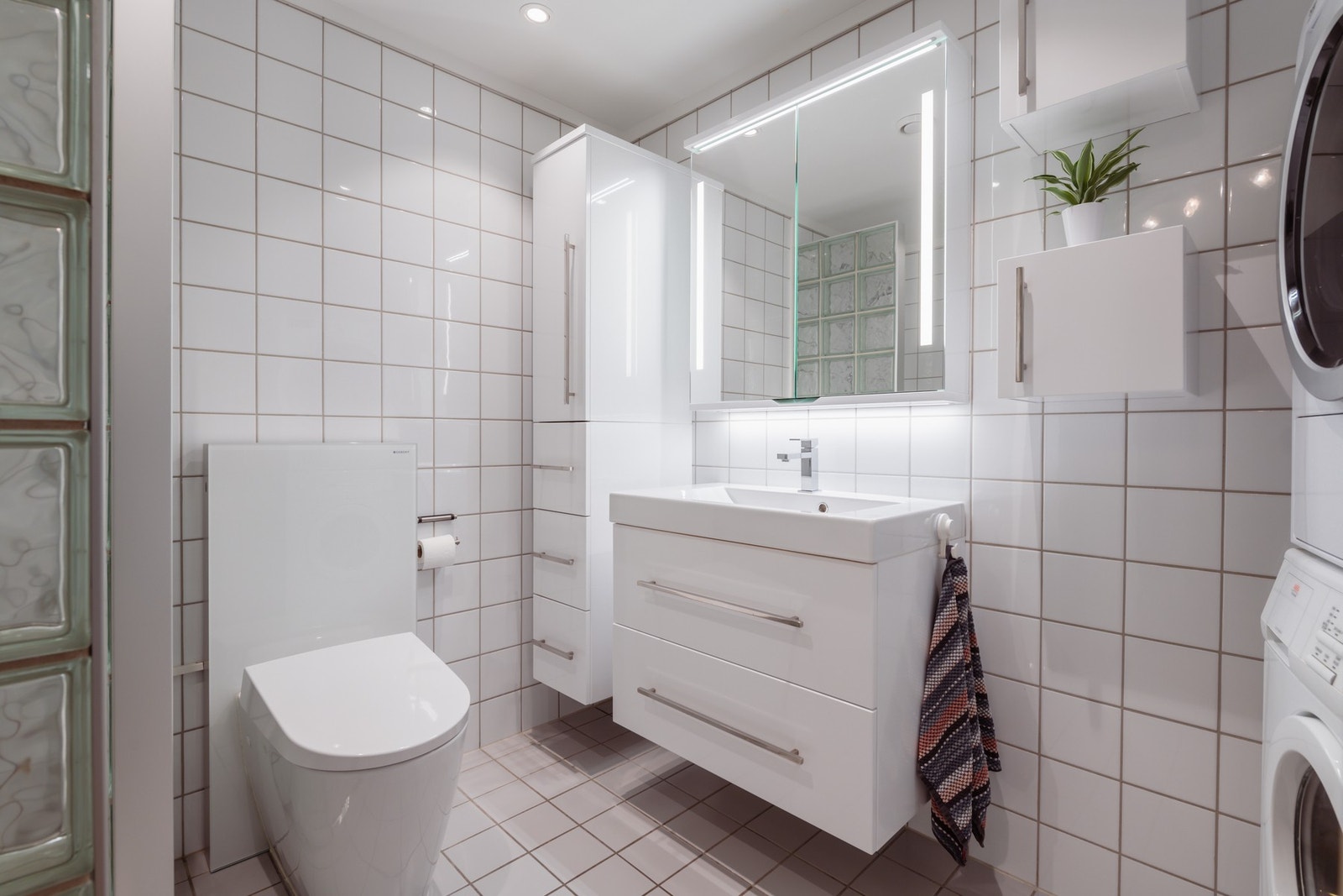 Flislagt bad med nyere innredning og spyletoalett. Galleribilde