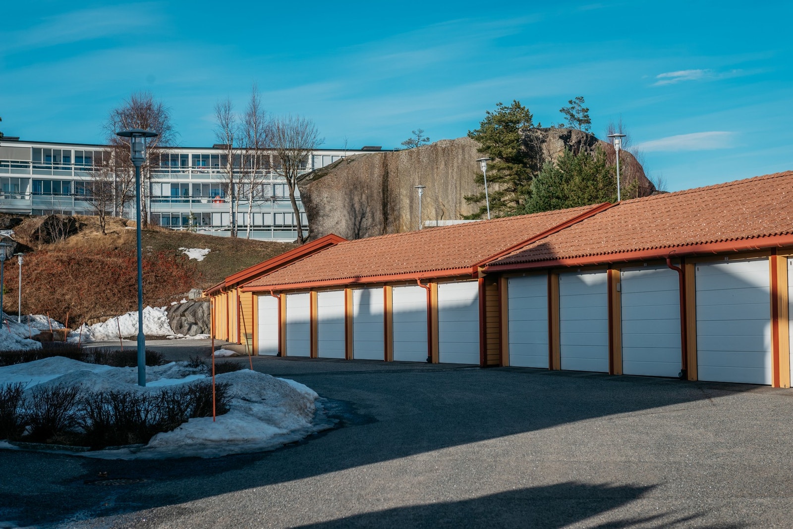 Tilhørende leiligheten er en egen garasjeplass i rekke. Galleribilde