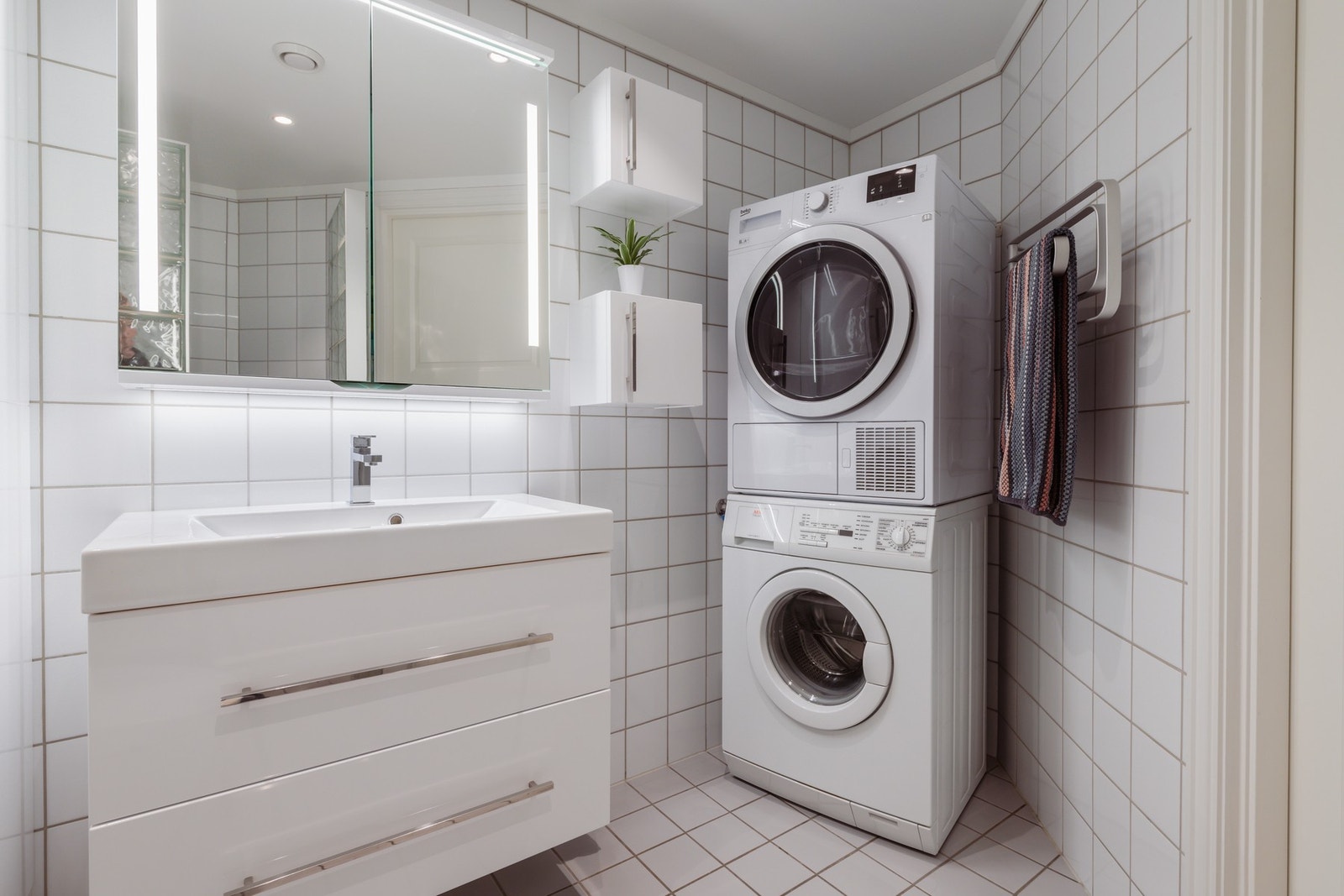 Opplegg for både vaskemaskin og tørketrommel. Galleribilde