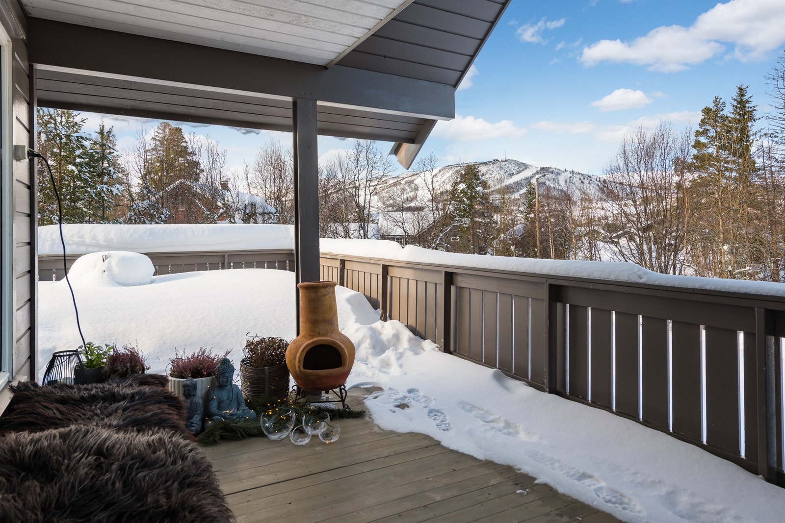 Koselig, delvis overbygd terrasse/veranda som kan nytes både sommers- og vinterstid Galleribilde