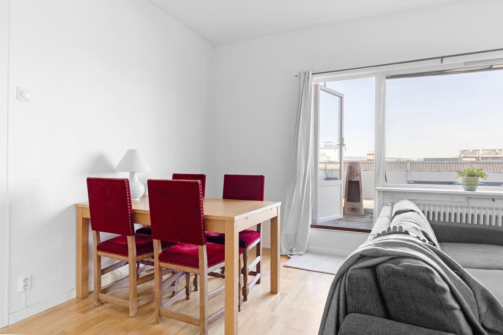 Utgang til den ene terrassen fra stuen Galleribilde