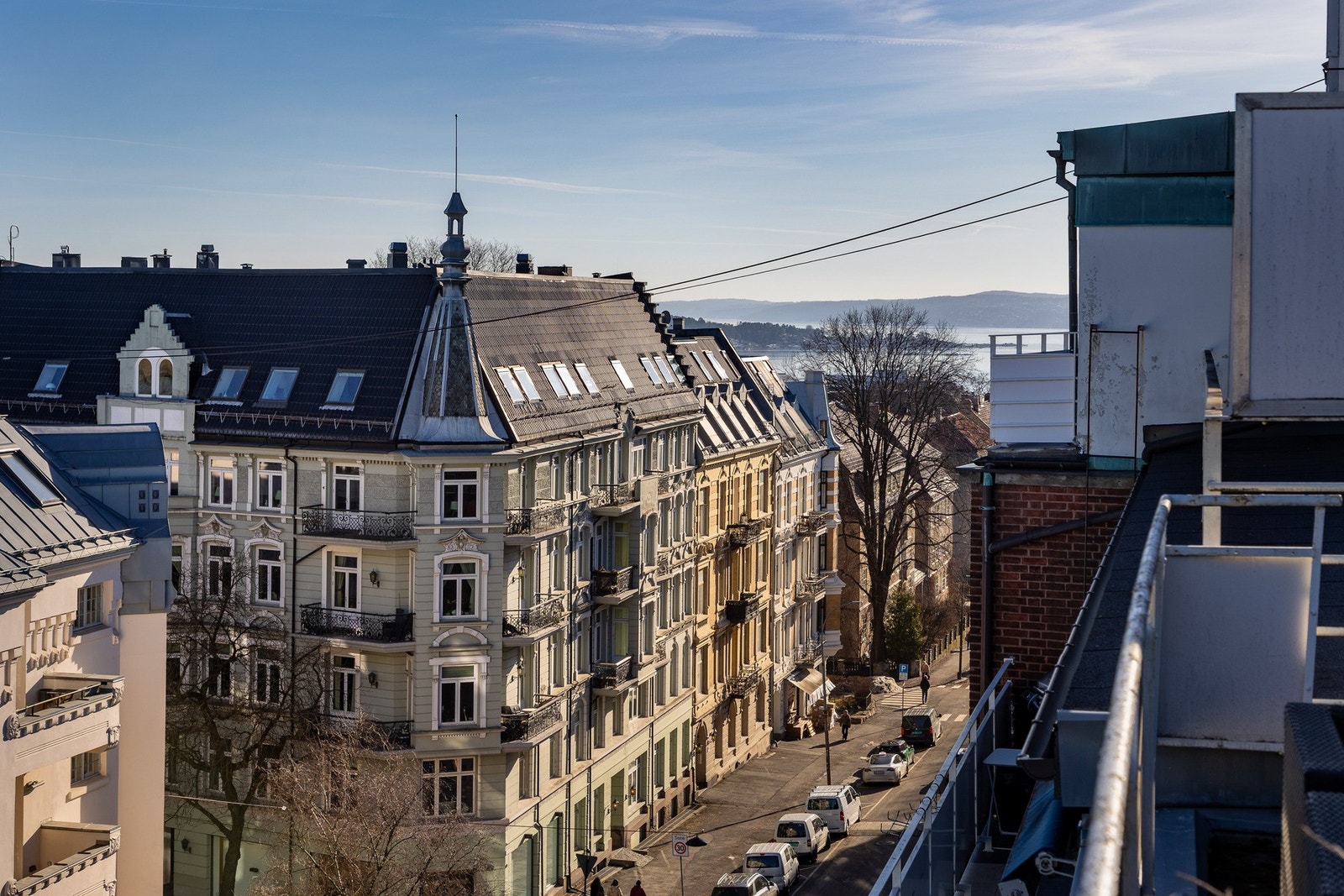 Lys 3(4)-roms toppleilighet med svært attraktiv beliggenhet i enveiskjørt gate på Frogner Galleribilde