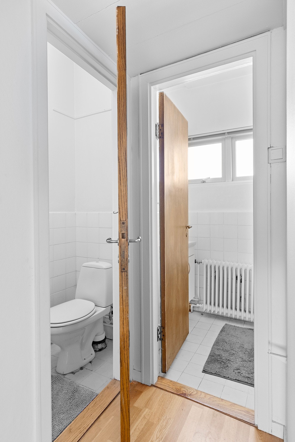 Adkomst til toalettrom og bad fra entré Galleribilde