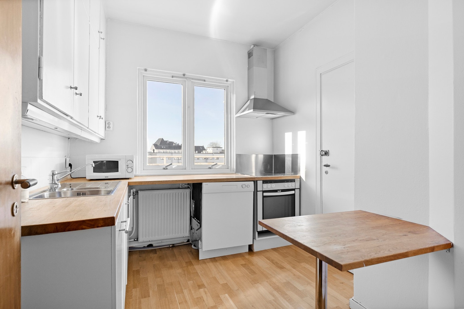 Separat kjøkken med adkomst fra mellomgang Galleribilde