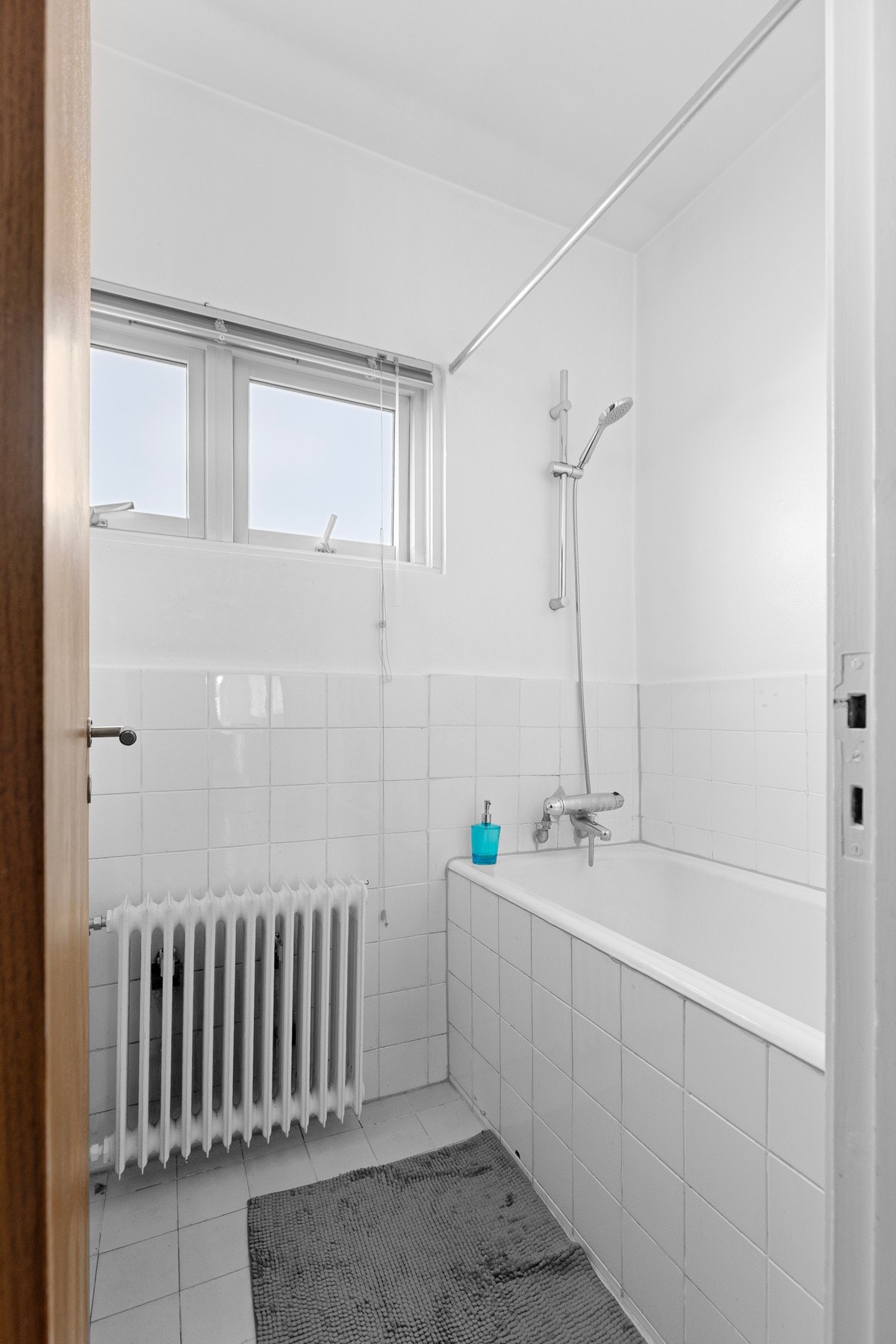 Flislagt bad med innmurt badekar Galleribilde