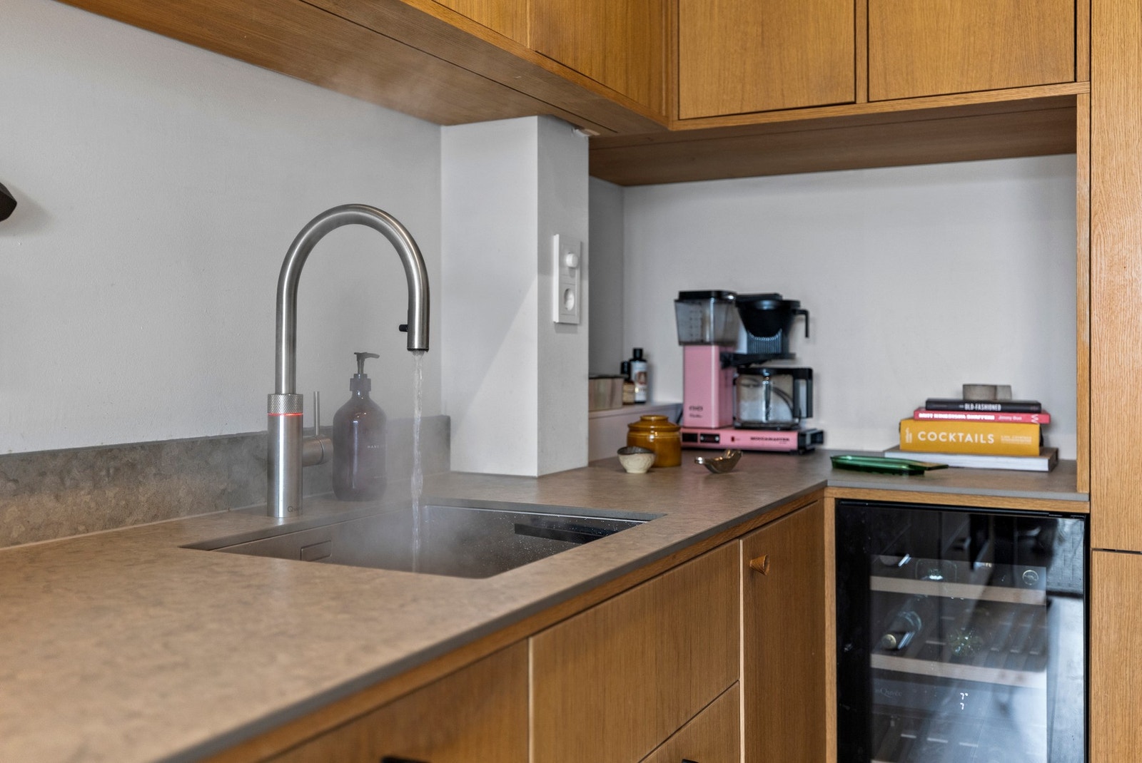 Kjøkkenet er velutstyrt med blant annet quooker og vinskap. Galleribilde