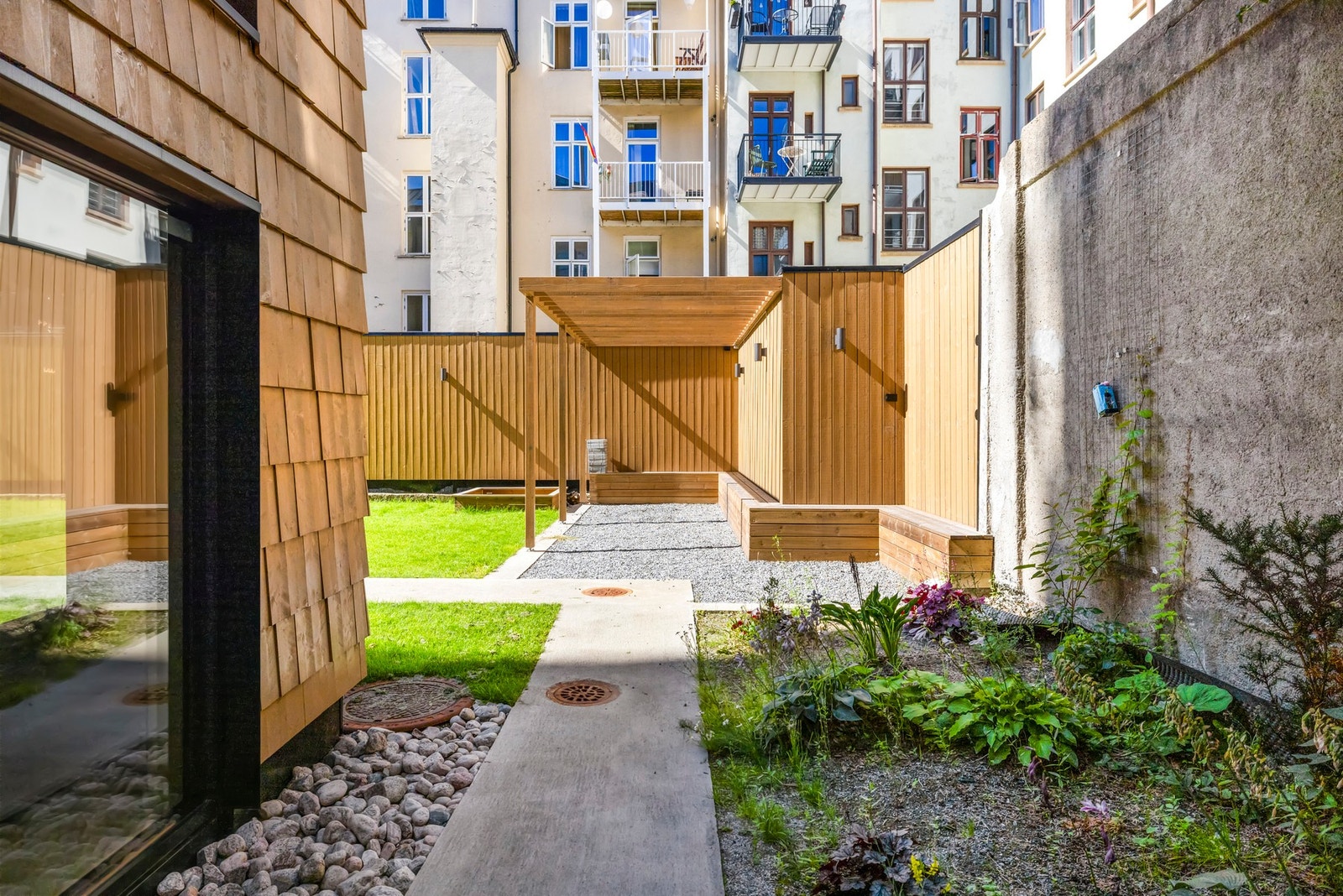 Om sommeren innredes det med sittegrupper og gassgrill i bakgården, til fri bruk og stor glede for beboerne. Galleribilde