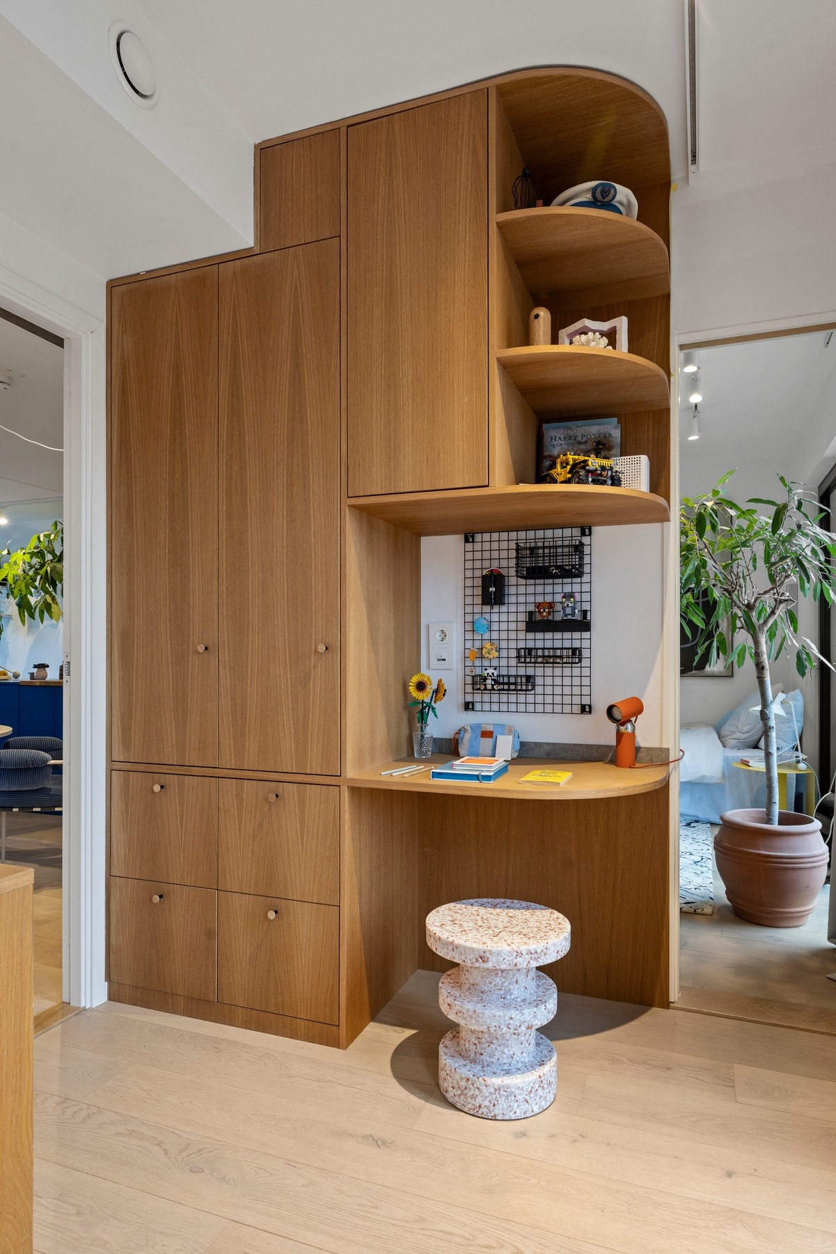 På soverom 3 er det også tilrettelagt for skrivebord i forlengelsen av den plassbygde garderobeløsningen. Galleribilde