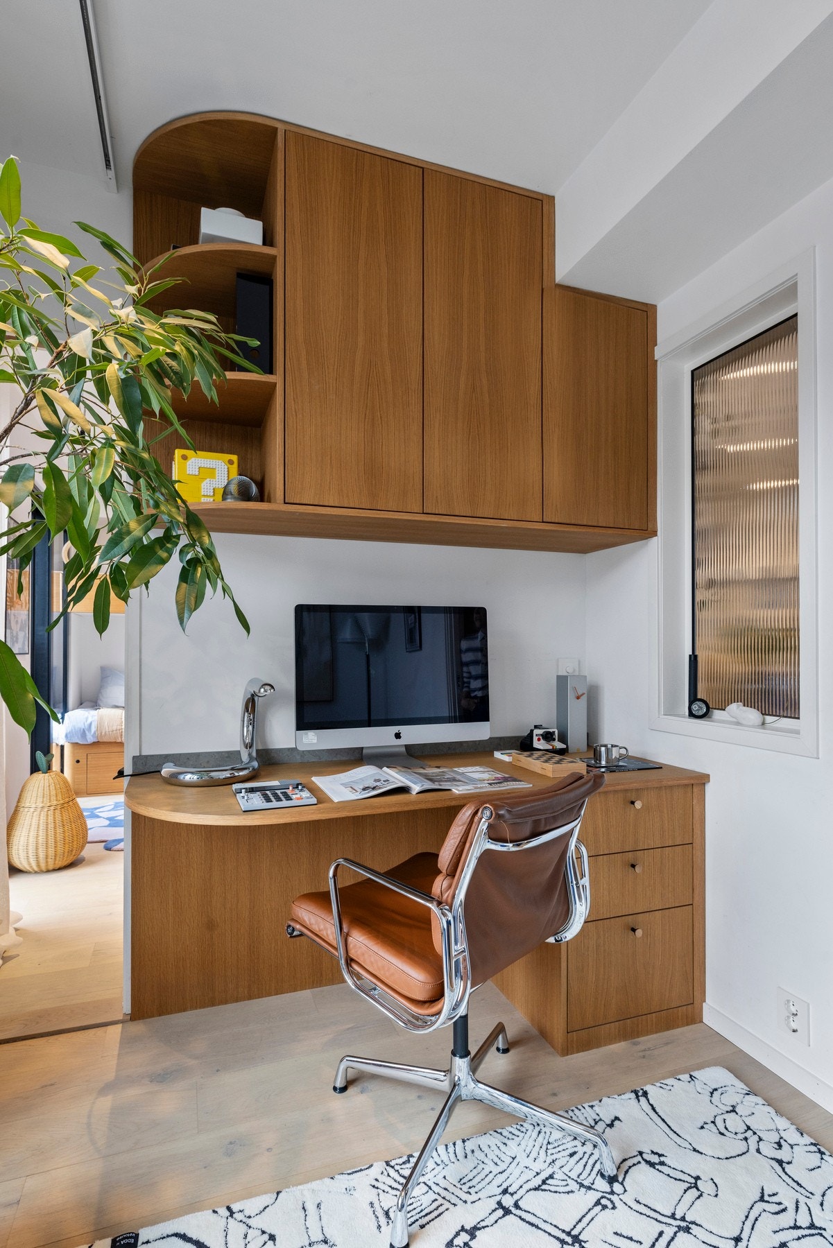 På soverom 2 finner vi også lekre, skreddersydde løsninger. Her for kontorplass og oppbevaring. Galleribilde