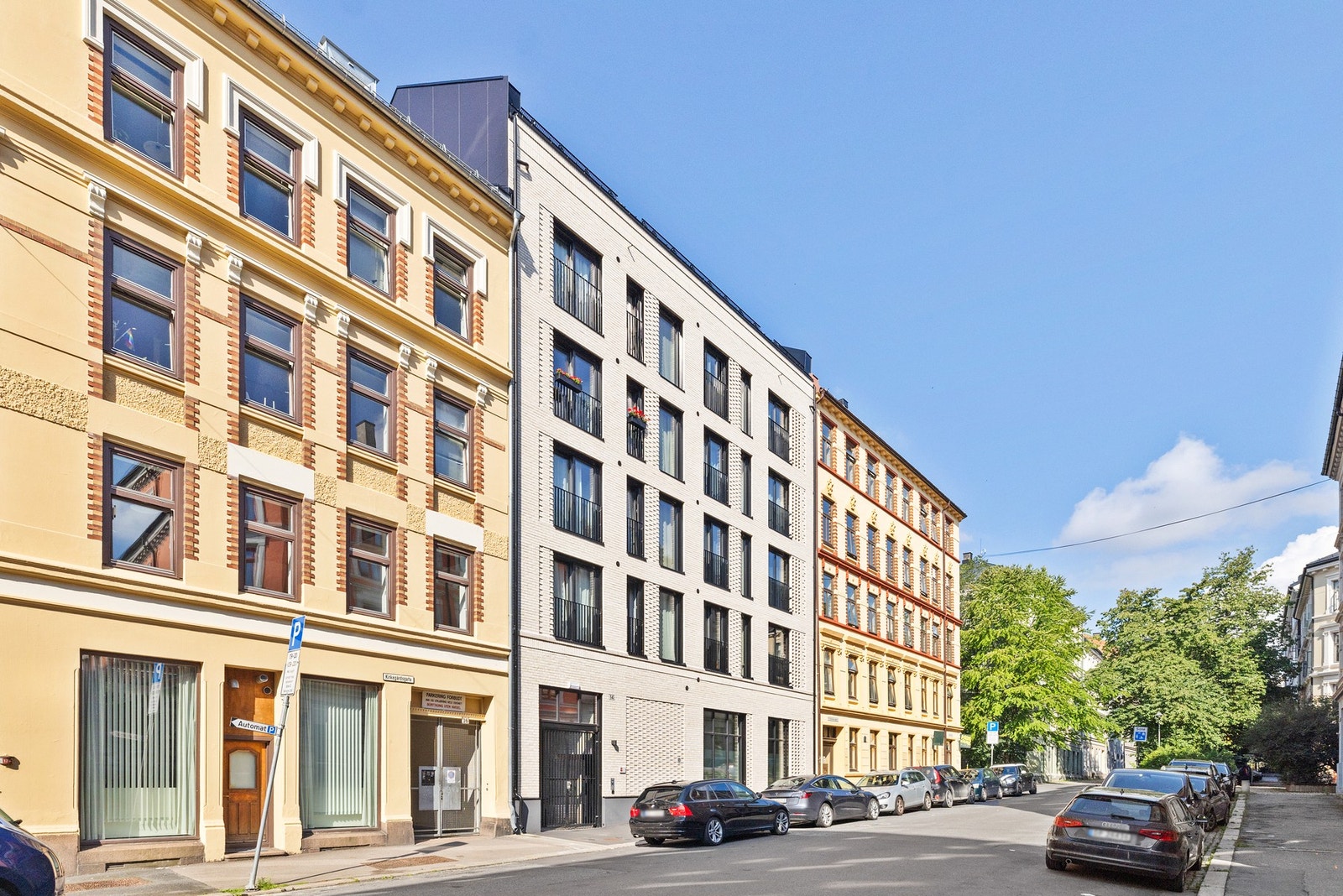 Hovedinngang og utvendig fasade mot Kirkegårdsgata. Galleribilde