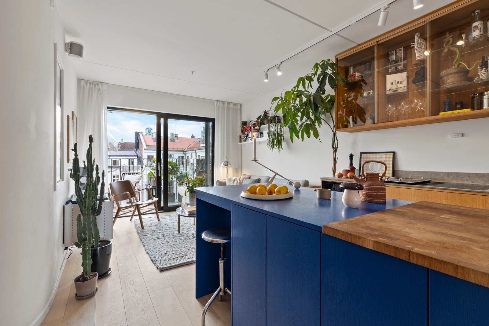 Leiligheten er gjennomgående, og med store panoramavinduer fra gulv til tak får du rikelig med dagslys i boligen. Galleribilde