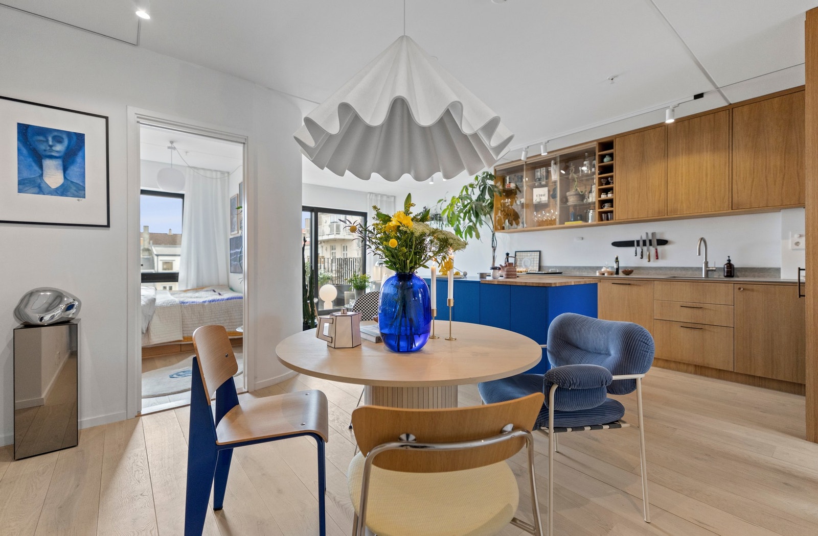 Den åpne løsningen mellom stue og kjøkken legger til rette for et sosialt miljø med god oversikt. Galleribilde