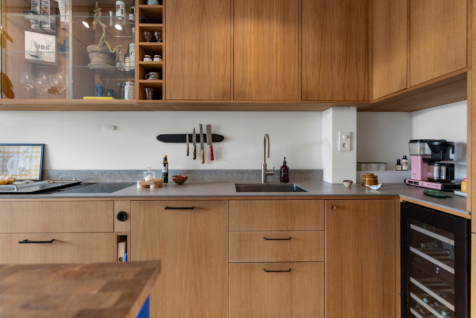 Hvitevarer, herunder induksjonstopp (BORA Classic 2.0), kombiskap kjøl/frys, oppvaskmaskin og vinskap medfølger handelen. Galleribilde