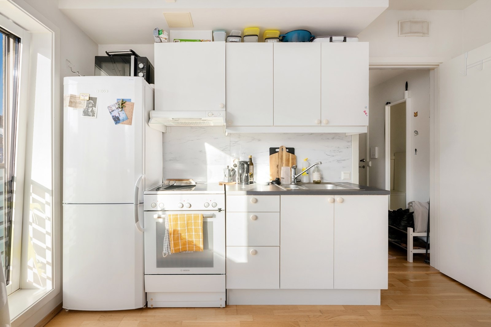 Praktisk kjøkkendel. Godt med lysinnslipp fra store vindusflater her også. Galleribilde