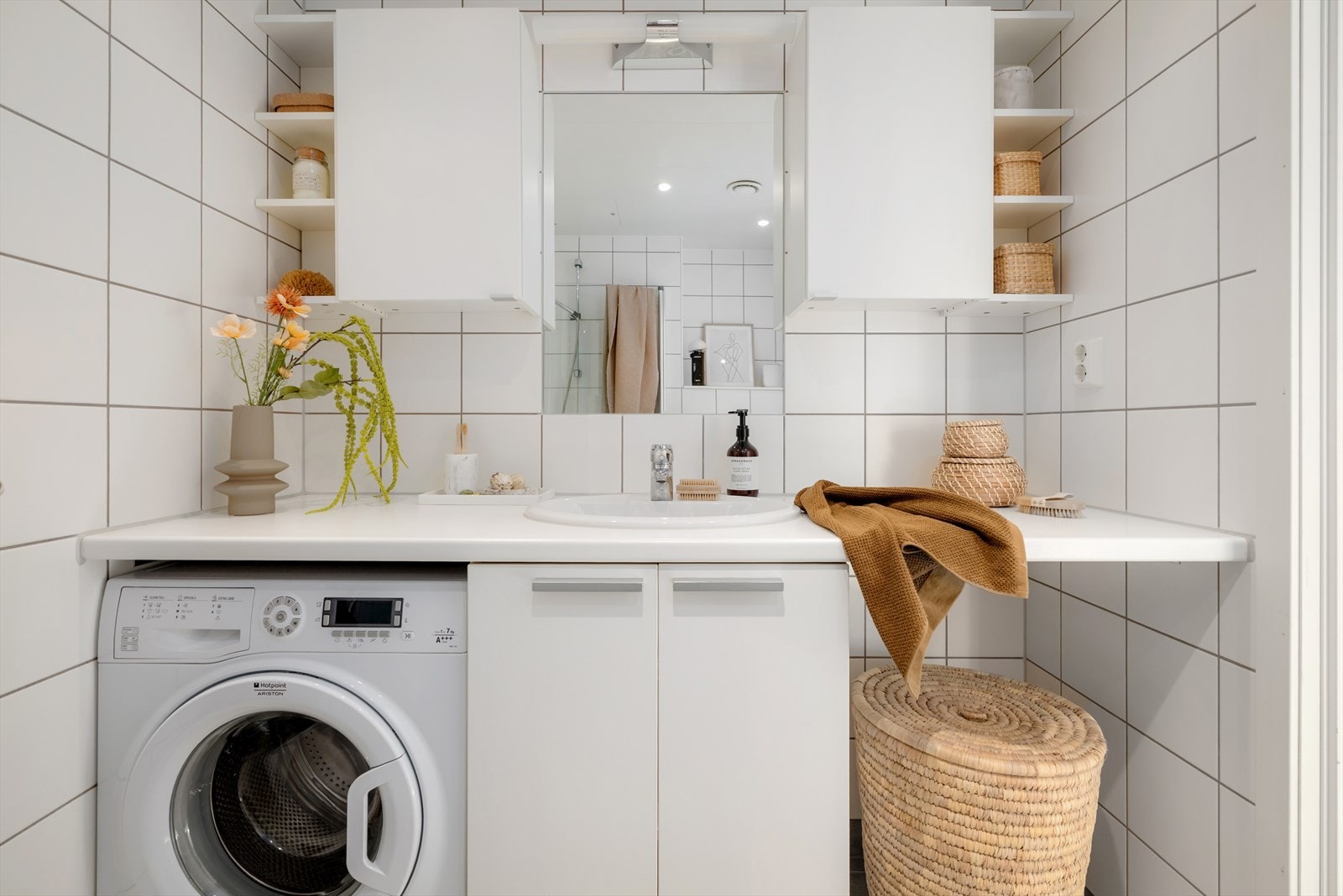 Begge leilighetens bad er romslige med alt en trenger. Galleribilde