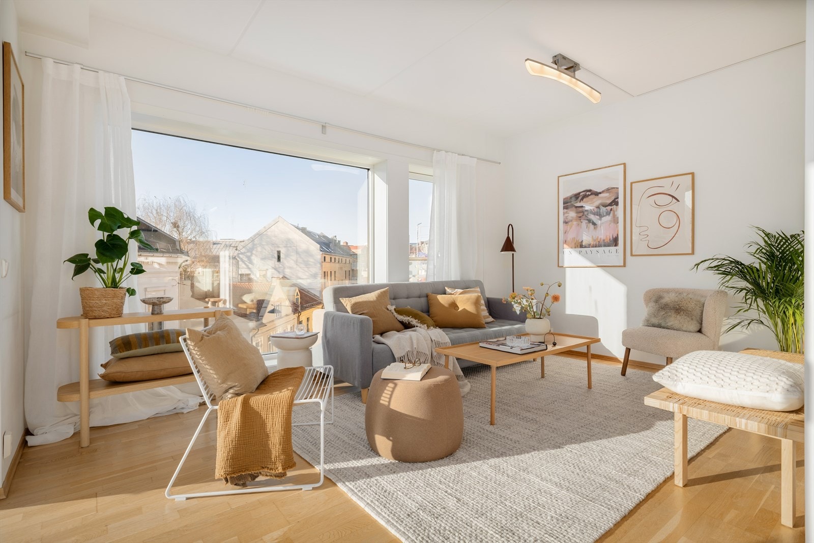 Stuedelen ligger tilbaketrukket i en egen sone av rommet, med plass til sofagruppe og det som hører til. Galleribilde