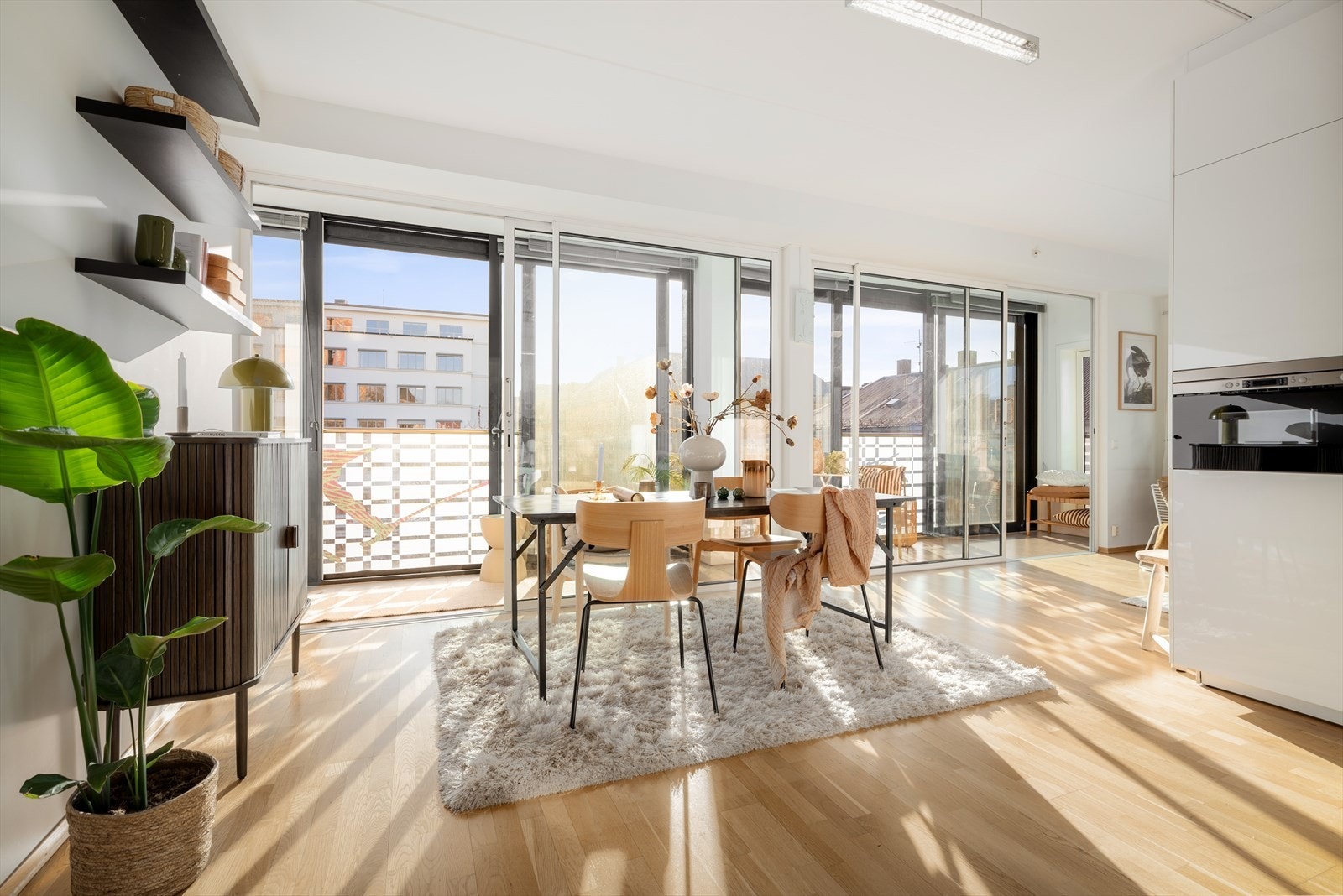 Arkitekturen med de enorme vindusflatene skaper en wow-faktor i stuen. Galleribilde