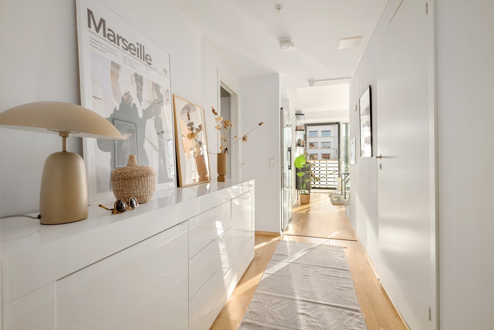 Velkommen inn! Gangen er romslig med godt med oppbevaringsplass. Galleribilde