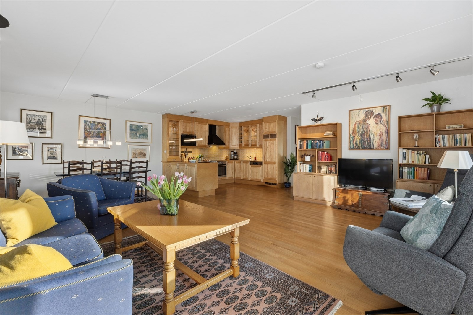 Leiligheten har en åpen og sosial planløsning mellom stue og kjøkken, med et gjennomgående farge og materialvalg. Galleribilde