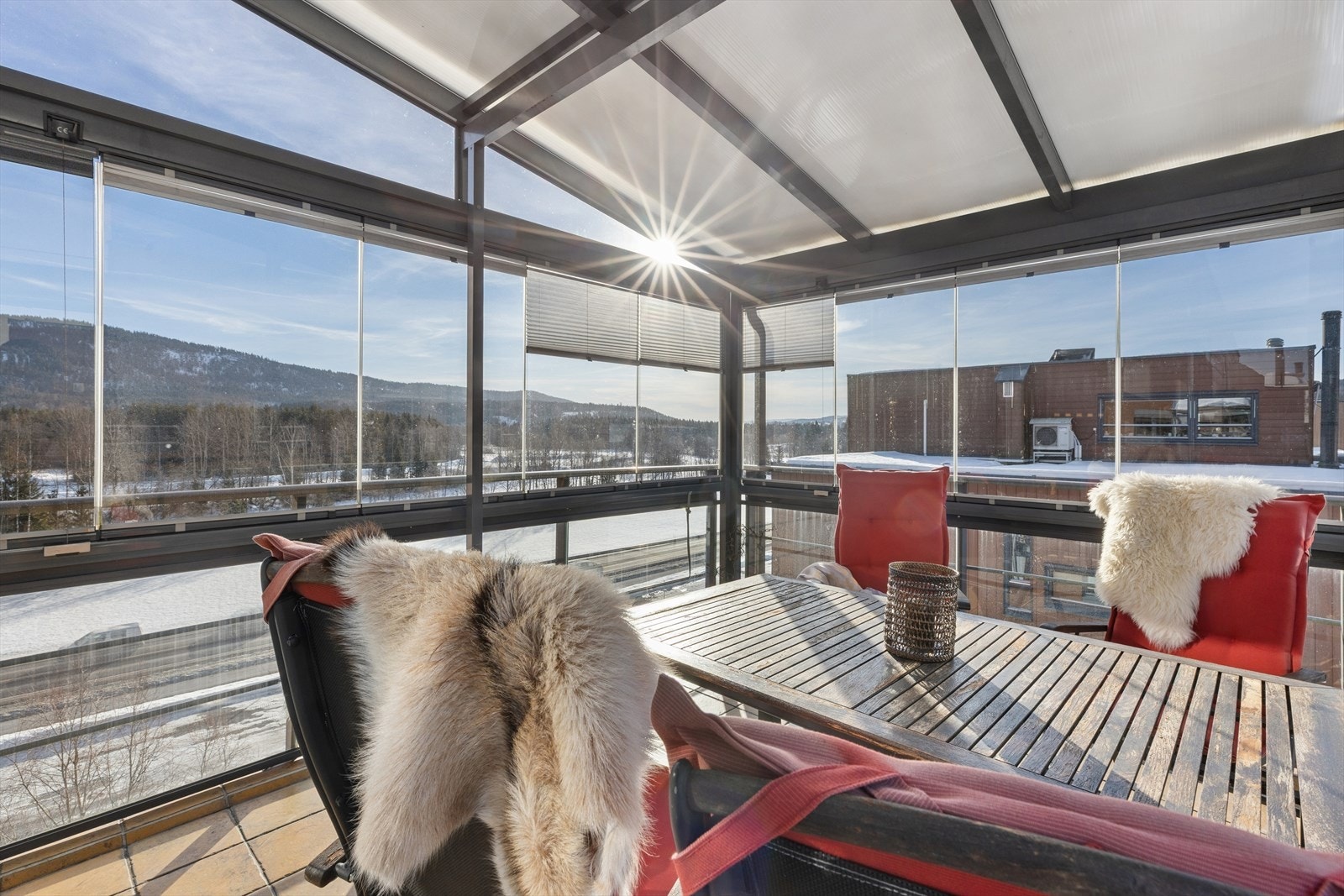 Iinnglassede balkongen som fungerer som et ekstra oppholdsrom store deler av året. Galleribilde