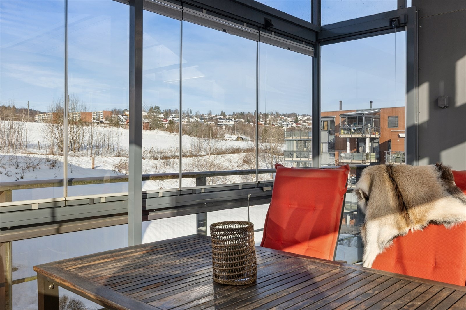 Innglassingen med skyvbare felt gir fleksibilitet og beskyttelse mot vær og vind. Galleribilde