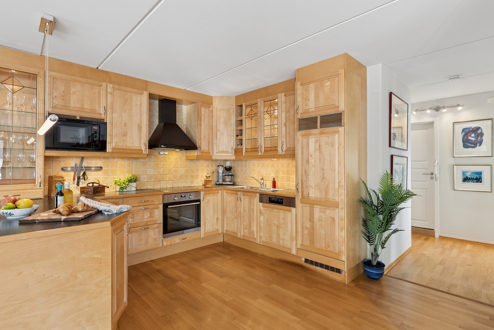 Kjøkkenet er utstyrt med platetopp, stekeovn, mikro, oppvaskmaskin og kjøleskap. Galleribilde