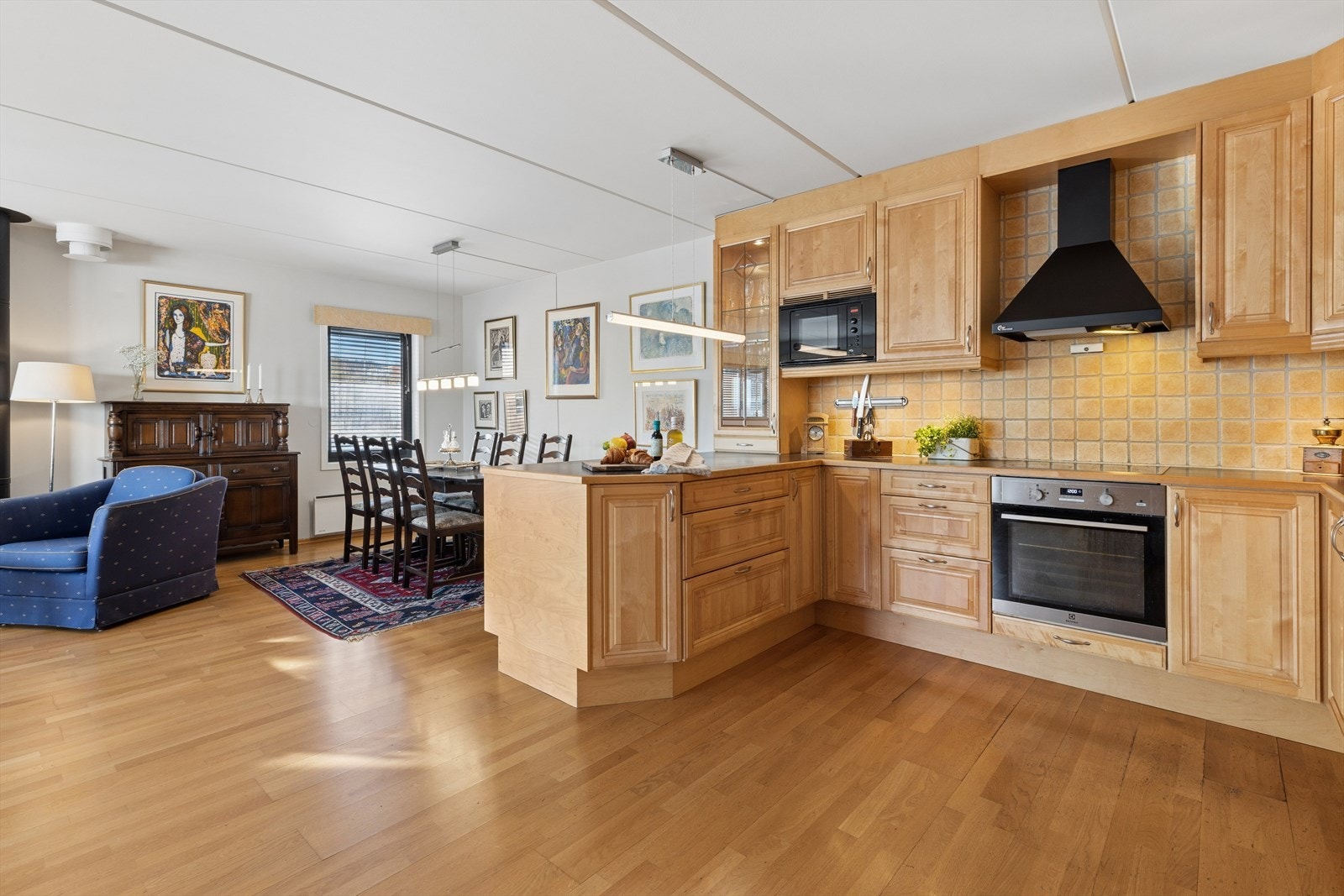 Kjøkkenhalvøya skaper et fint skille mot stuen og gir ekstra arbeidsflate. Galleribilde