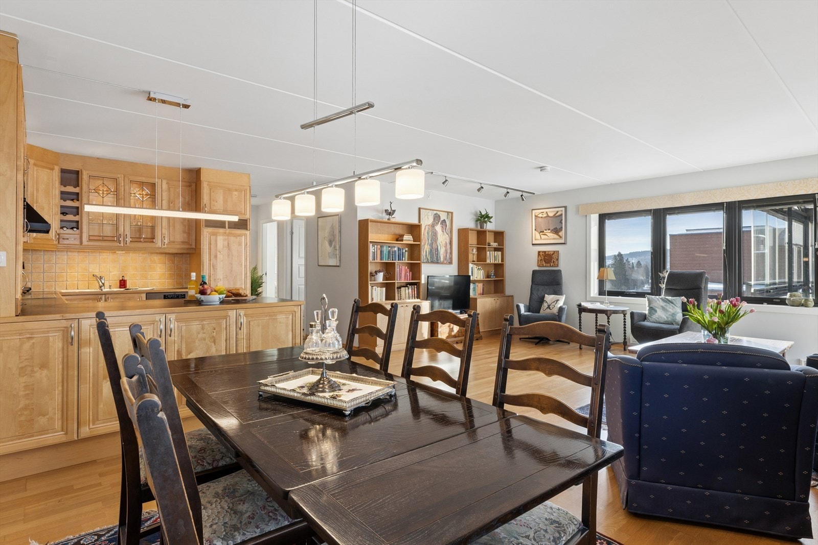 Fra spiseplassen er det en naturlig overgang til både kjøkken og stue. Galleribilde