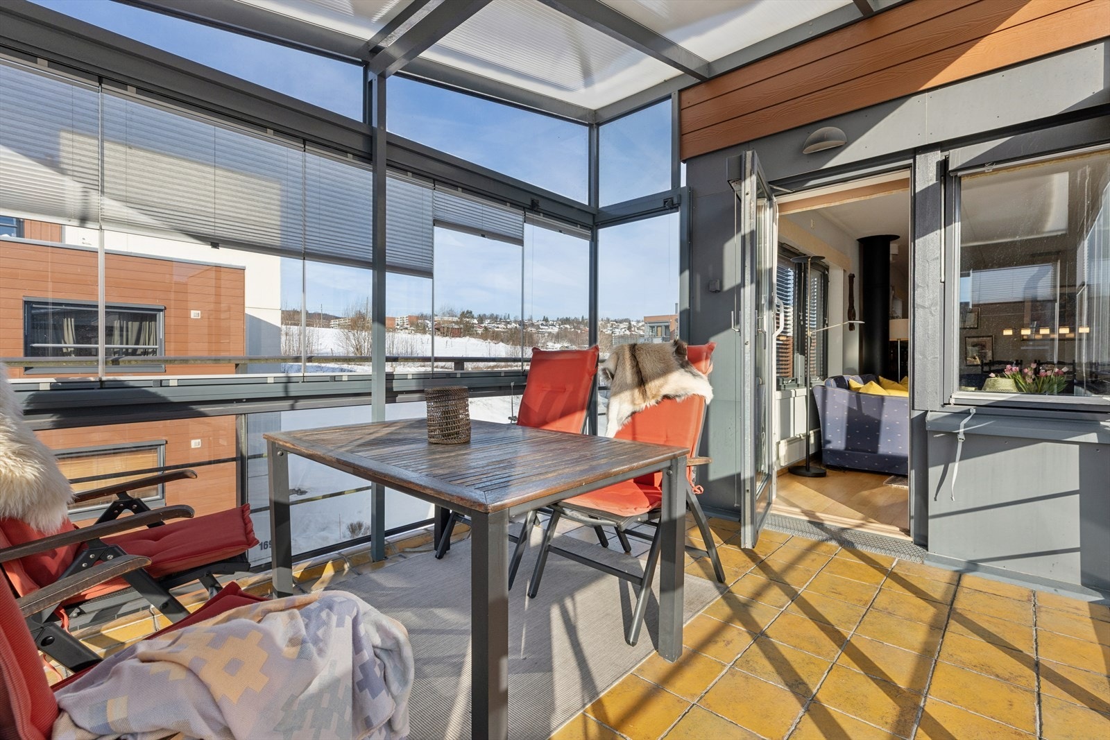 Balkongen har adkomst fra stuen. Her er det utsikt inn mot atriet. Galleribilde